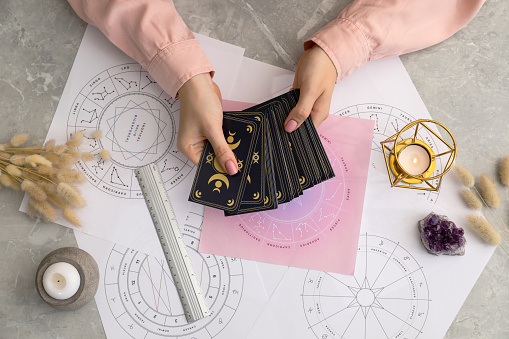 obrázek nativních map a astrologických prvků včetně vykládacích karet